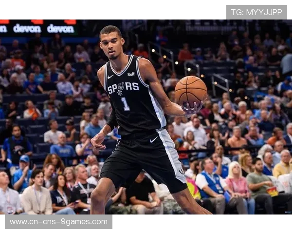 文班亚马剃头风波成社交媒体热点，马刺队内氛围融洽